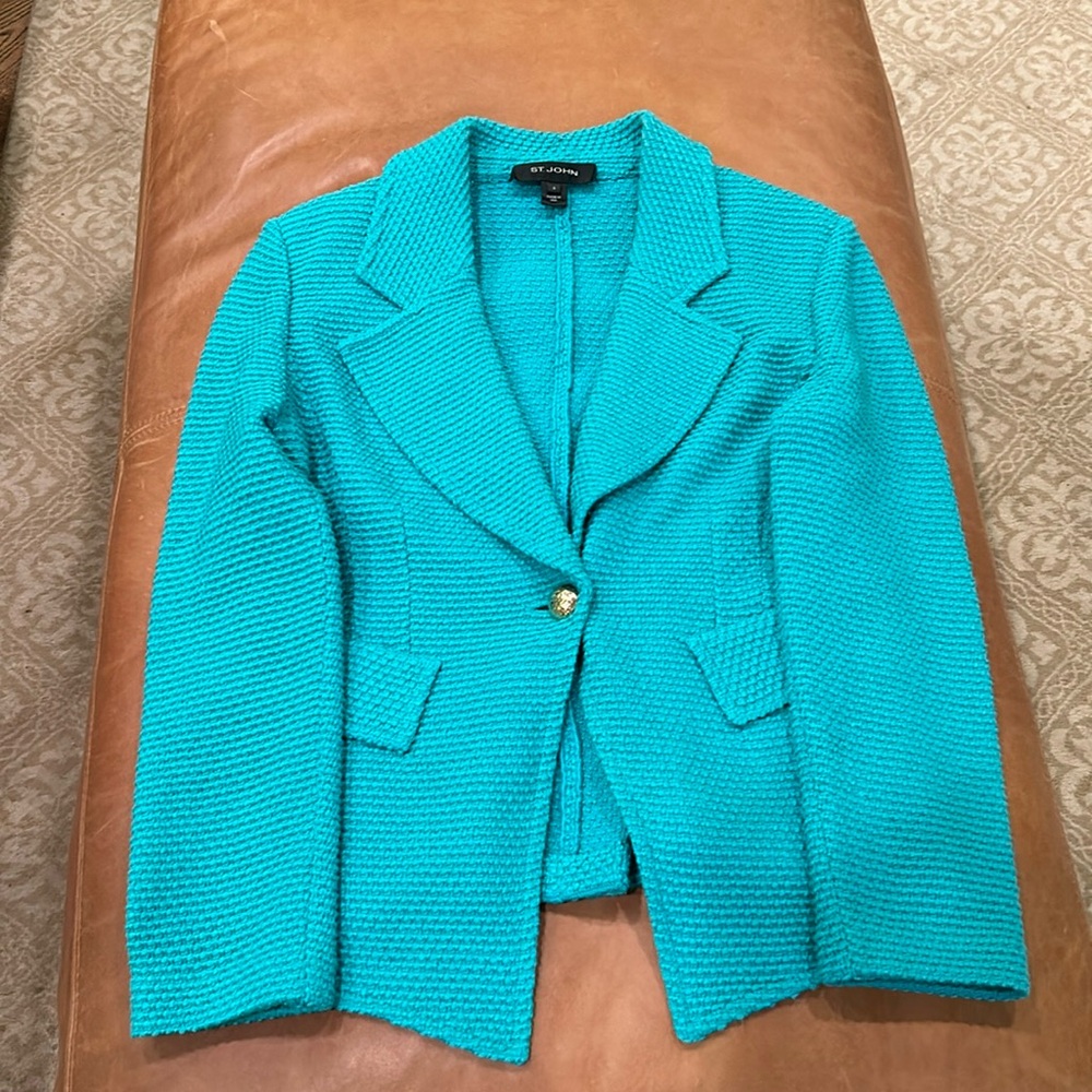 St John Knits size US 6 skirt suit